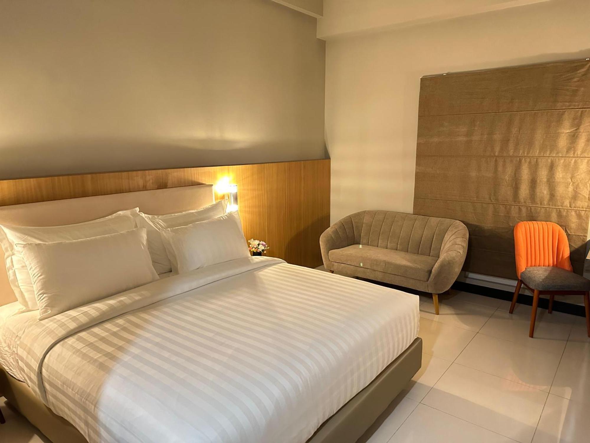 D'Primahotel Jemursari Surabaya Exterior foto